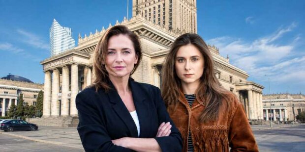 Matka i córka (Anita Sokołowska i Helena Urbańska) przed Teatrem Dramatycznym. Kompilacja zdjęć Adriana Grycuka i Karoliny Jóźwiak przez oprogramowanie ChatGPT. Fot. AI