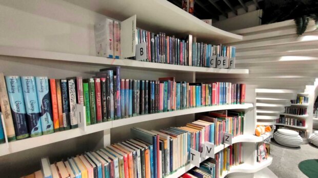 Metroteka - biblioteka na stacji Metro Kondratowicza. Fot. Warszawa.pl