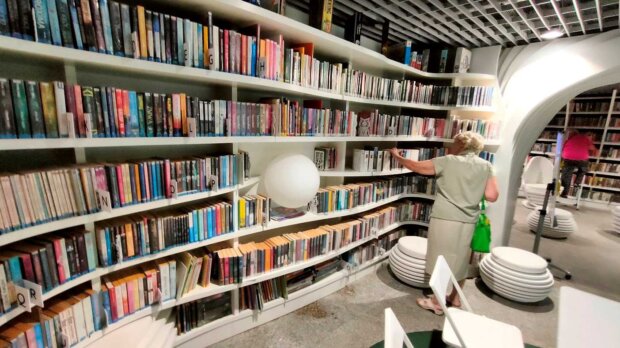 Metroteka - biblioteka na stacji Metro Kondratowicza. Fot. Warszawa.pl