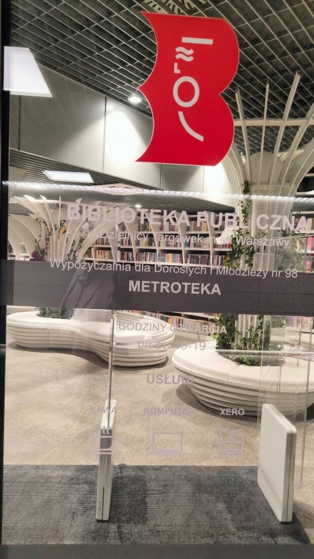 Metroteka - biblioteka na stacji Metro Kondratowicza. Fot. Warszawa.pl
