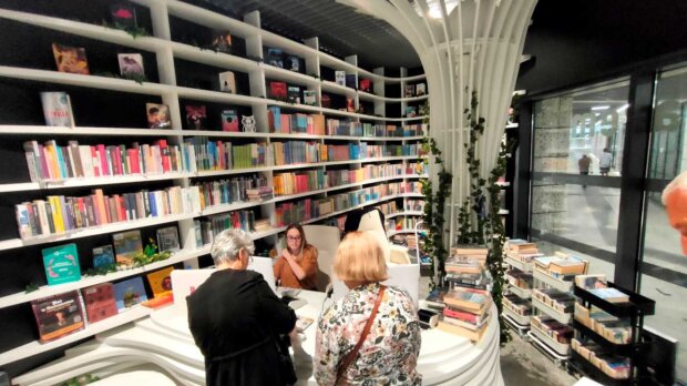 Metroteka - biblioteka na stacji Metro Kondratowicza. Fot. Warszawa.pl