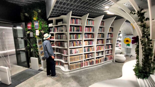 Metroteka - biblioteka na stacji Metro Kondratowicza. Fot. Warszawa.pl
