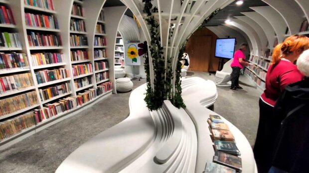 Metroteka - biblioteka na stacji Metro Kondratowicza. Fot. Warszawa.pl