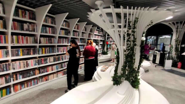 Metroteka - biblioteka na stacji Metro Kondratowicza. Fot. Warszawa.pl