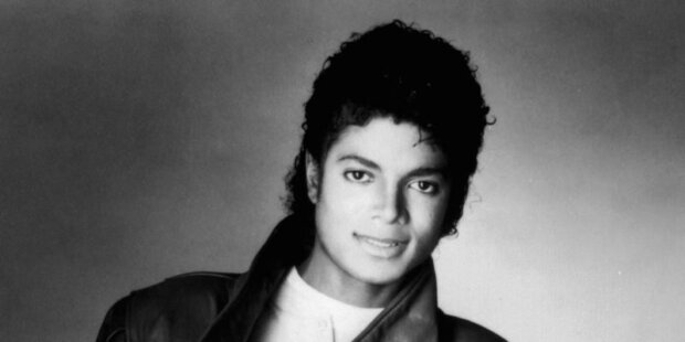 Michael Jackson in a press photo dated to 1983. Źródło Wikimedia (Worthpoint, Immediate from iHeart), autor Matthew Rolston. Fot. Mat Rolston