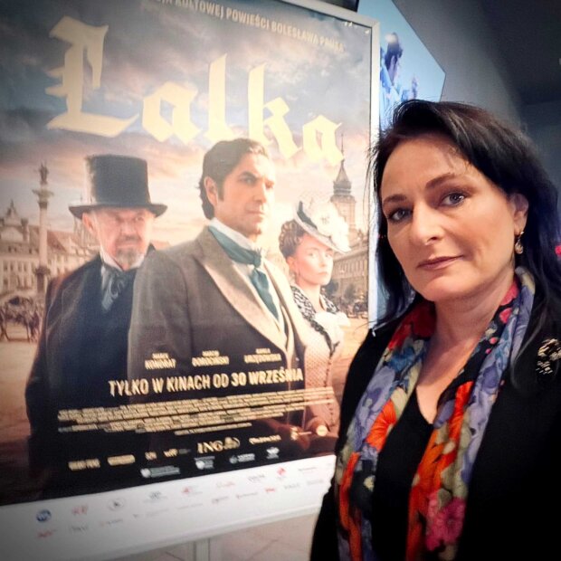 Miłka Skalska - na pokazie filmu Lalka i z plakatem w tle. Fot. Miłka Skalska