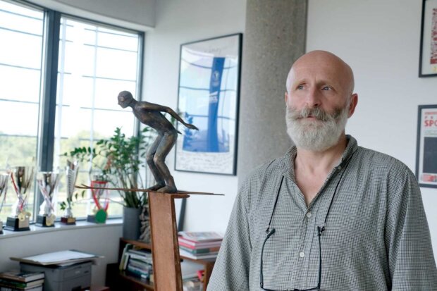 Prof. Jan Tutaj - obok miniaturowej rzeźby Skoczek narciarski. Fot. MSiT