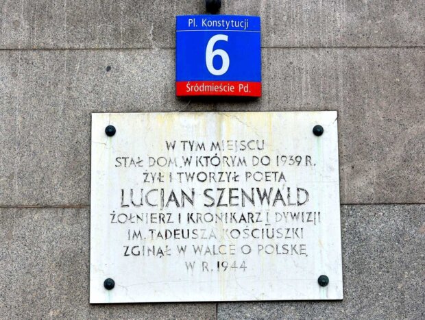 Tablica upamiętniająca Lucjana Szenwalda - na budynku przy pl. Konstytucji 6 w Warszawie, 11 kwietnia 2019 r. Fot. Adrian Grycuk (Wikipedia)