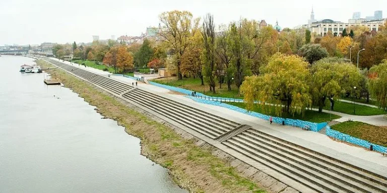 File source: https://commons.wikimedia.org/wiki/File:Wis%C5%82a_bulwary_Stare_Miasto_Warszawa_003.webp