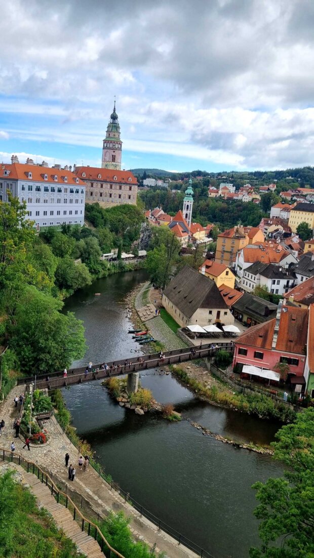 Czeski Krumlow - widok na Wełtawę, most Płaszczowy i wieżę zamkową. Fot. Renata Gawkowska