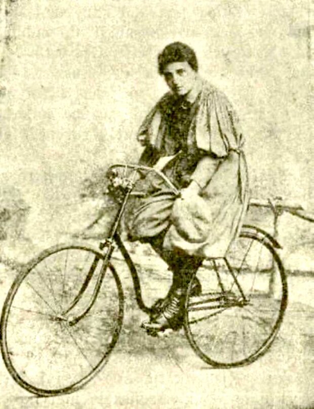 Karolina Kocięcka - jako zwyciężczyni pierwszego szosowego wyścigu damskiego (Cyklista 1897, nr 32). Fot. arch. autorki