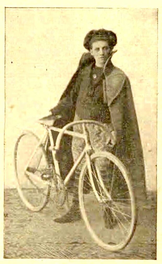 Karolina Kocięcka - podczas wyprawy do Paryża, Kolarz, żródło ''Kolarz, Wioślarz i Łyżwiarz'', 1900 r., nr 26. Fot. arch. autorki