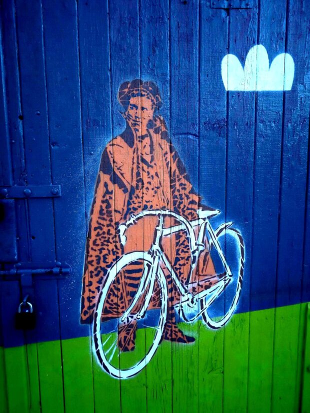 Karolina Kocięcka - street art autorstwa Dariusz Paczkowski (3fala), na bramie garażowej przy ulicy Nowolipie 23 w Warszawie. Rok 2022. Fot. Cybularny (Wikimedia)