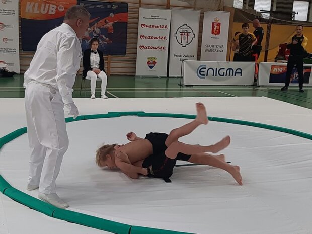 MMM w sumo przeciwnik na plecach