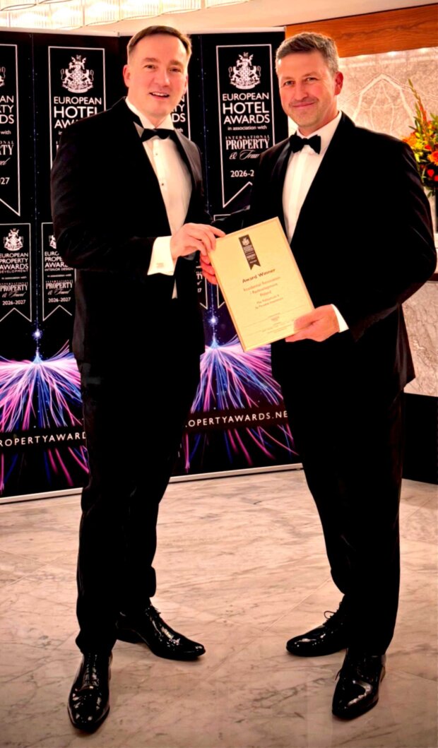 Szymon Lenkowski (z lewej) i Piotr Bujnowicz - po odebraniu wyróżnienia European Property Awards 2026. Fot. mat. prasowy