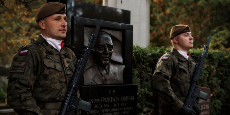 Warta przed grobem gen. Franciszka Kamińskiego