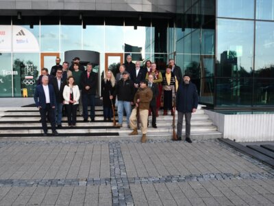 Wystawa Strzelecka - zespół organizatorów przed siedzibą Muzeum Sportu i Turystyki, chwilę przed otwarcie ekspozycji. Fot. K. Szujecki (MSiT)