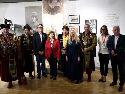 Z otwarcia wystawy - Renata Mauer- z przedstawicielami Bractwa Kurkowego im. Kilińskiego w Warszawie i Muzeum Sportu i Turystyki 1. Fot. MSiT