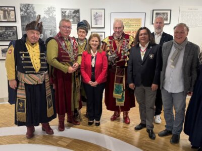 Z otwarcia wystawy - Renata Mauer- z przedstawicielami Bractwa Kurkowego im. Kilińskiego w Warszawie i Muzeum Sportu i Turystyki. Fot. MSiT