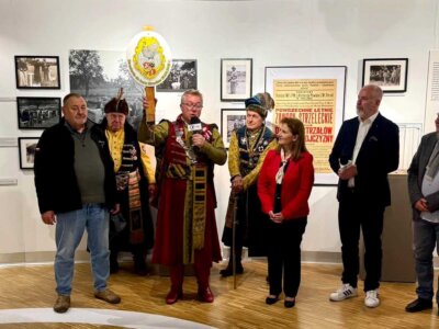 Z otwarcia wystawy - opowiada Michał Wieremiejczyk, prezes Bractwa Strzelców Kurkowych im. Jana Kilińskiego w Warszawie. Fot. MSiT