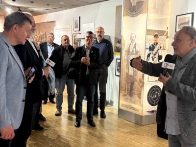 Z otwarcia wystawy - opowiada dr hab. Robert Gawkowski z Muzeum Sportu i Turystyki. Fot. MSiT